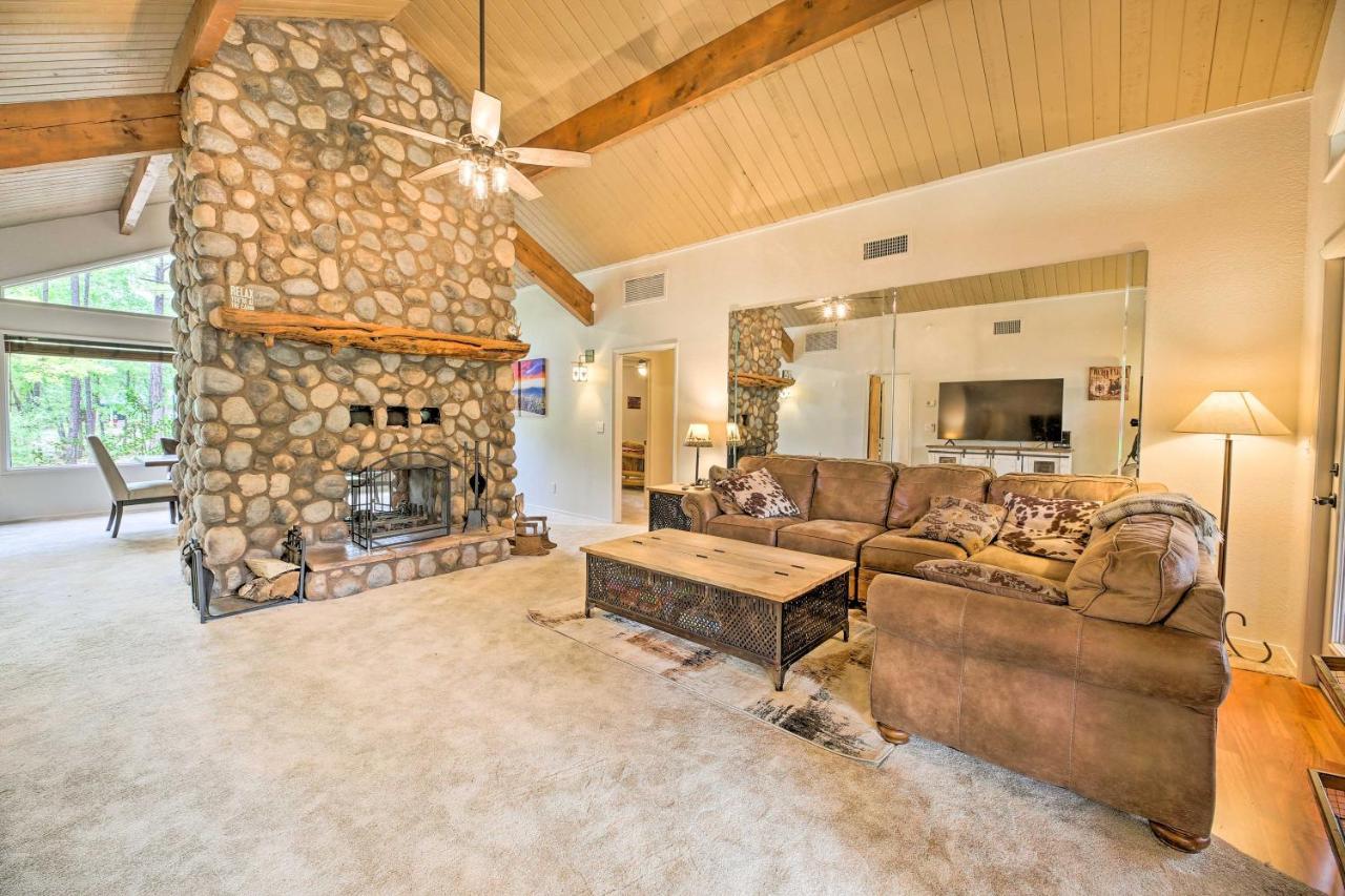Lush Pinetop Retreat With Large Deck And Wooded Yard! Kültér fotó