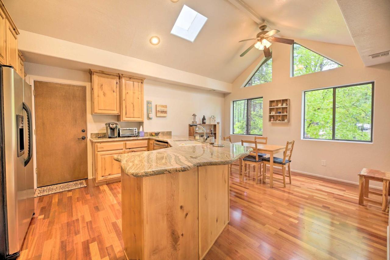 Lush Pinetop Retreat With Large Deck And Wooded Yard! Kültér fotó