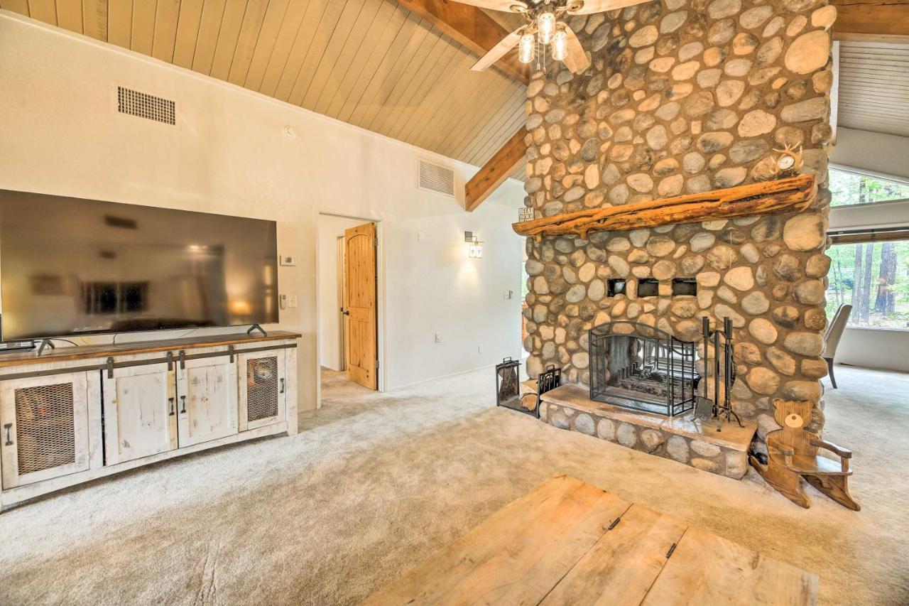 Lush Pinetop Retreat With Large Deck And Wooded Yard! Kültér fotó