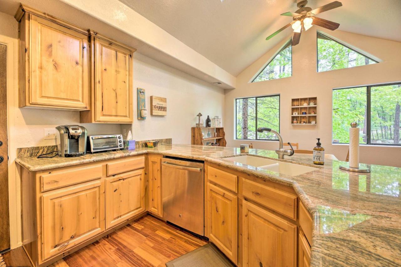 Lush Pinetop Retreat With Large Deck And Wooded Yard! Kültér fotó